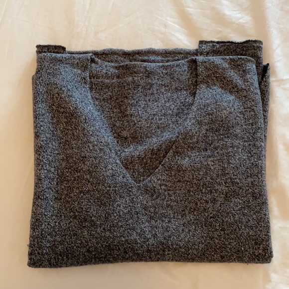 Babaton grey v-neck long sleeve size small - Picture 4 of 6